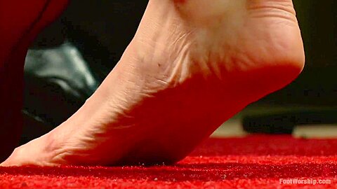 Hypnotizing Foot Worship with Maitresse Madeline