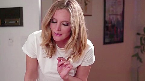 Lyra Law go to message to have some sex with Mona Wales